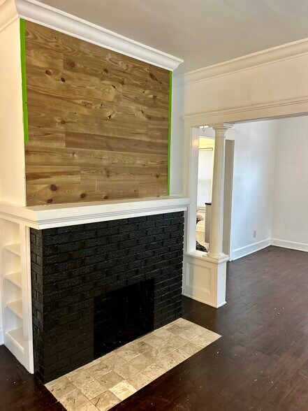 Building Photo - 2027 Chesterland Ave