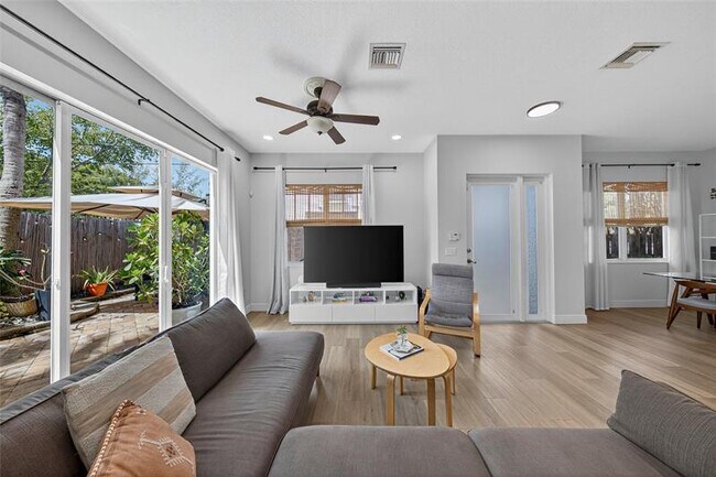 Building Photo - South Florida Excellent Rental - 1 month FREE!!!