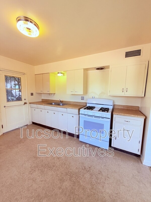 Building Photo - 2831 E Adams St