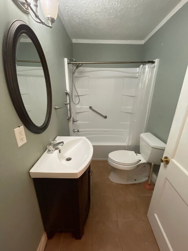 Building Photo - Broadmoor Home, 3 Beds, 2 Baths