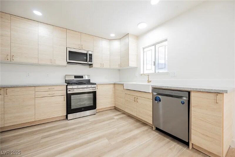 Building Photo - 220 Bruin Way