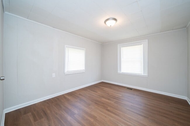 Building Photo - 510 W Lake Dr
