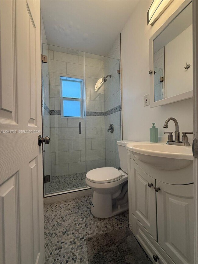 Building Photo - 528 NE 70th St