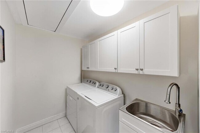 Building Photo - 330 Kon Tiki Dr