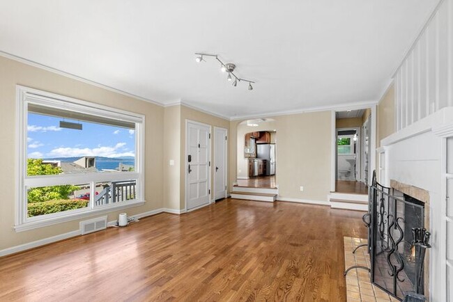 Building Photo - Charming Beach Drive Craftsman w/ AC and V...