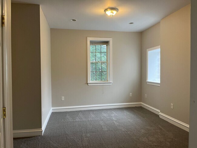 Building Photo - Spacious 4 Bedroom House in Southside Flats!