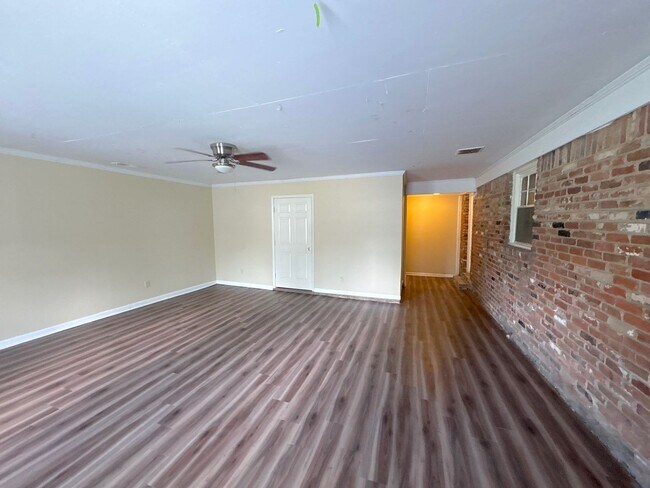 Building Photo - 5099 Oak Meadow Ave