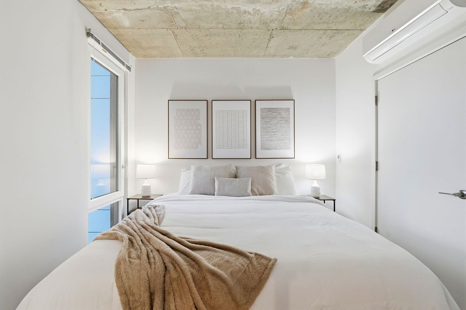 Building Photo - 853 W Blackhawk St