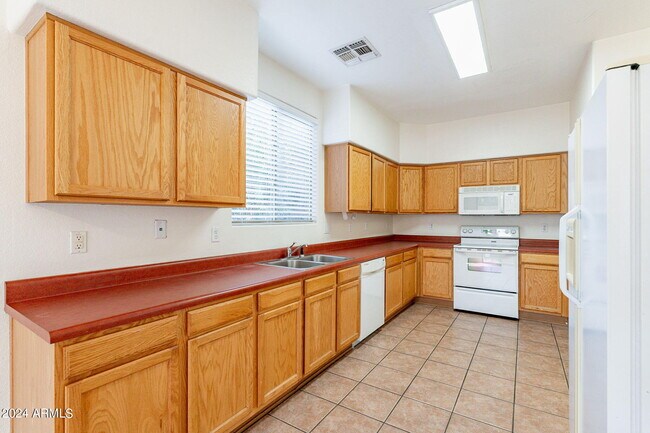 Building Photo - 1078 E Saragosa St