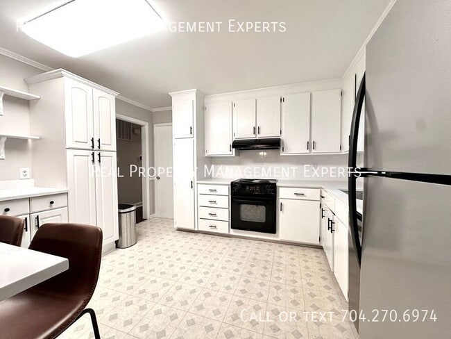 Building Photo - 3311 Tyrone Dr