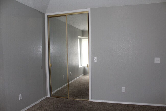 Building Photo - 3 bed 2 bath