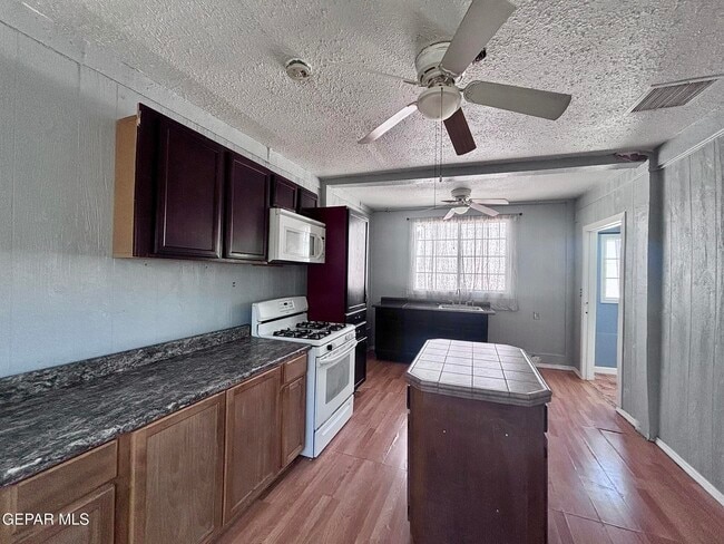 Building Photo - 14565 Hendrik Dr