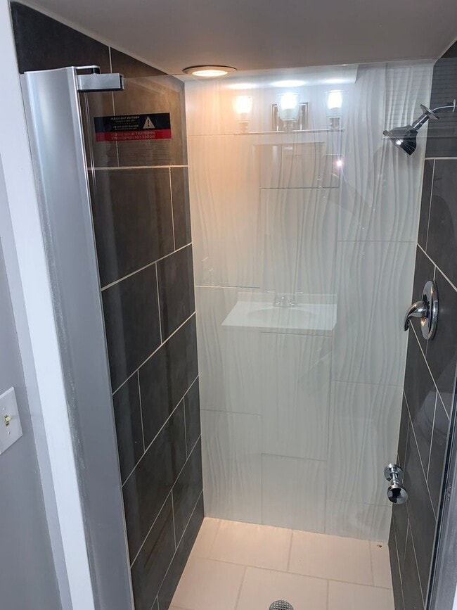 Building Photo - Beautiful 3 bed 1 bath home.  Wait till yo...
