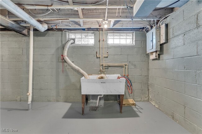 Building Photo - 20160 Beachview Dr