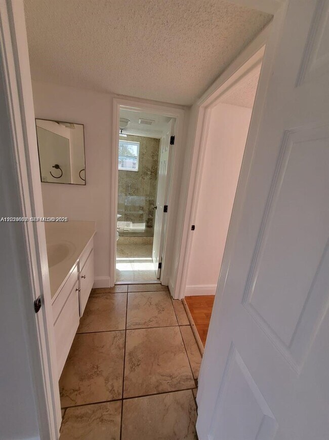 Building Photo - 9440 Live Oak Pl