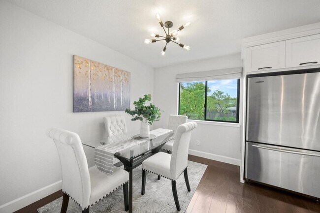 Building Photo - Immaculate 3 Bedroom 2.5 Bath Condominium ...