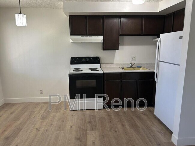 Building Photo - 372 La Rue Ave