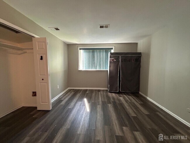 Building Photo - 205 College Dr