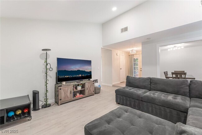 Building Photo - 3209 Kings Way