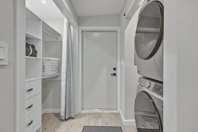 Building Photo - Newly remodeled apartment walk to the lake