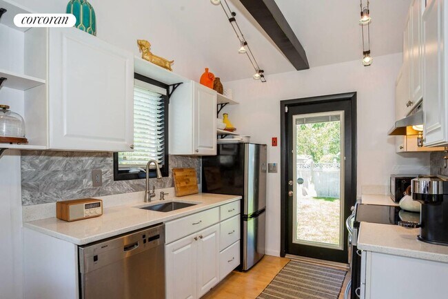 Building Photo - 12 Penny Ln