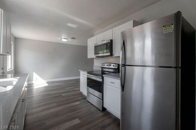 Building Photo - 1501 N Tonopah Dr