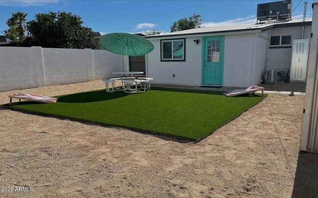 Building Photo - 2012 E Howe Ave