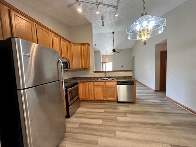 Building Photo - Stunning 3 Bedroom/2 Bath home in Pike Tow...