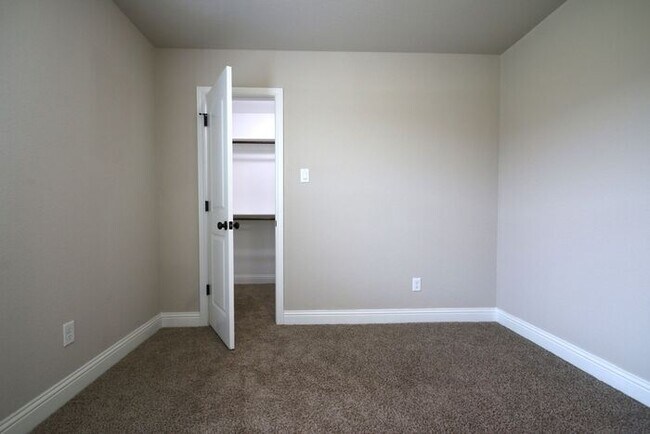 Building Photo - No Water Bill. No Lawn Care. Just Move In. | 3BD/2BA Duplex in Weatherford TX | Ready Now — Act F...