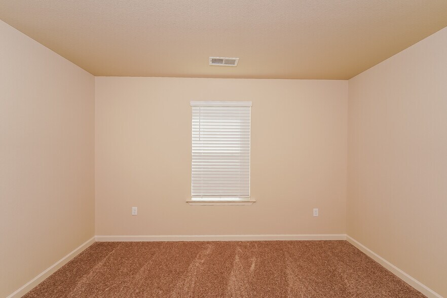 Building Photo - 484 Clover Cir