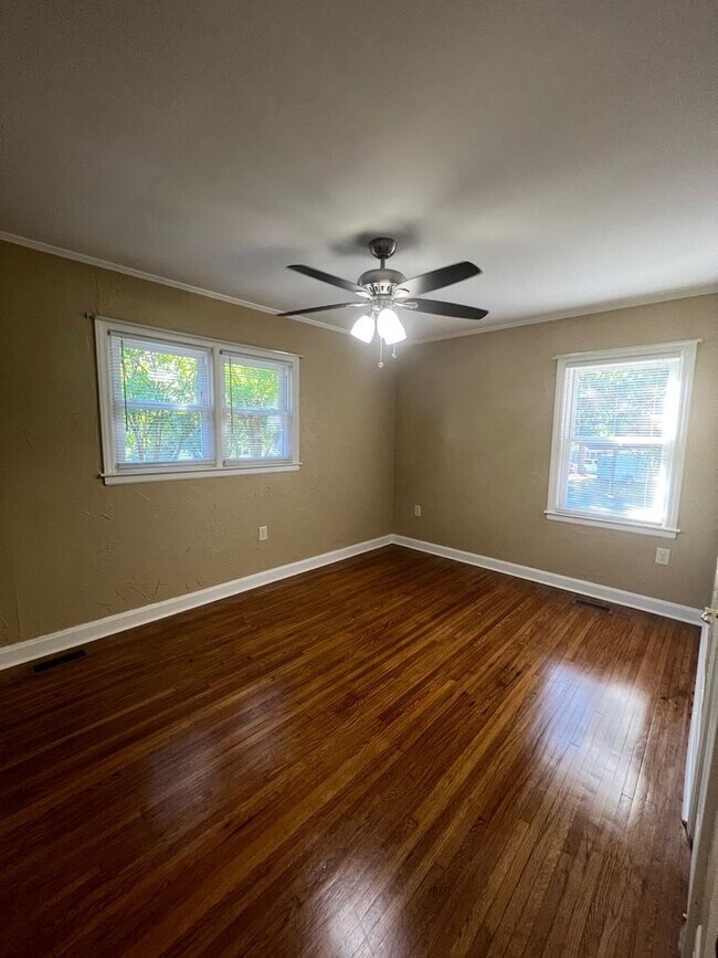 Building Photo - Three bedroom, 1 bath house in Burlington