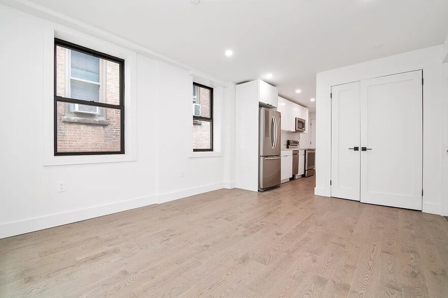 Building Photo - 241 W 75th St