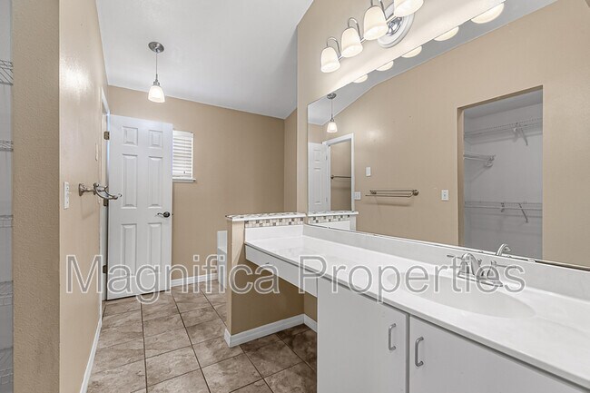 Building Photo - 1528 Vista Lake Cir