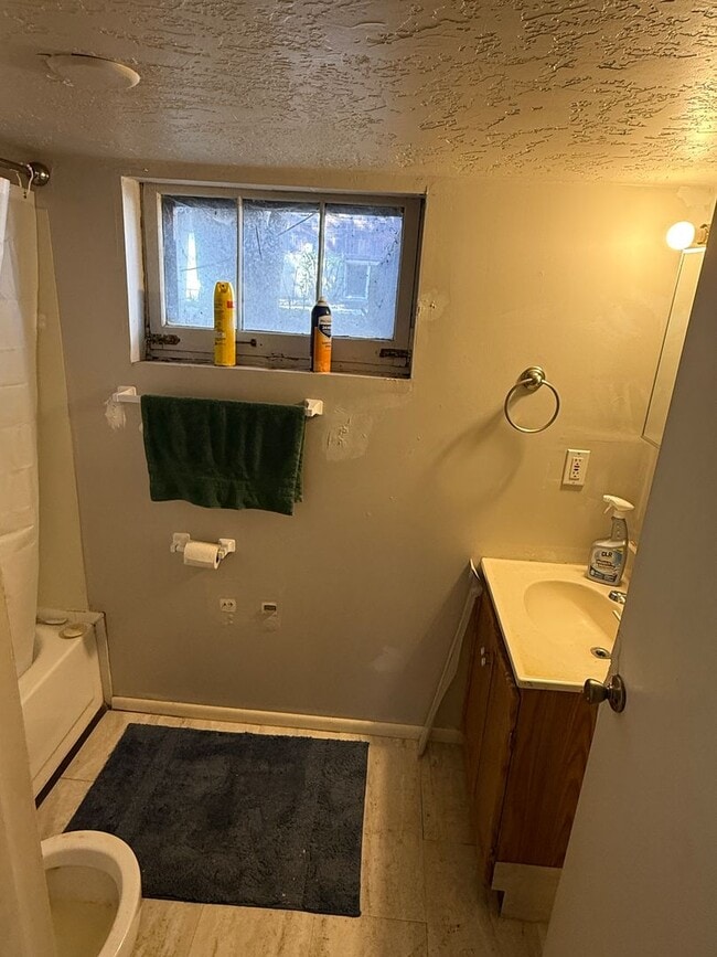 Building Photo - Beautiful 6 Bed, 3 Bath House; W/D Included; Fenced Yard; Wood Floors; and a Charming Style