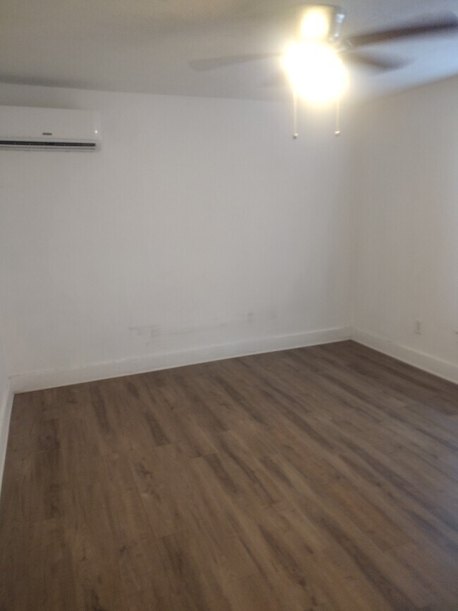 Building Photo - 700 E 11th Ave