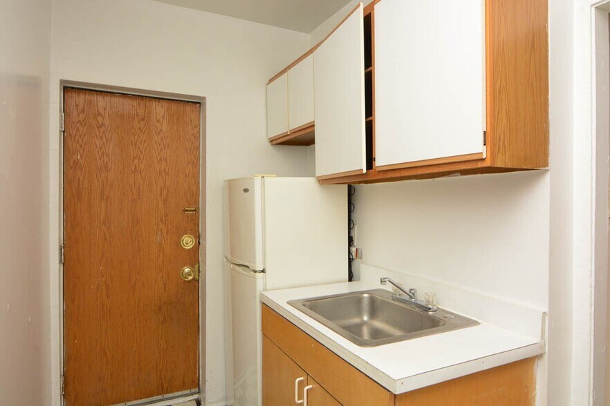 Building Photo - 3304 W Schubert Ave