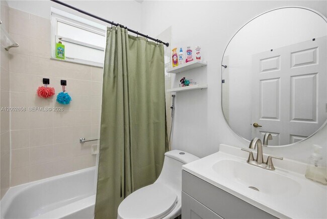 Building Photo - 2615 SE 5th Ct