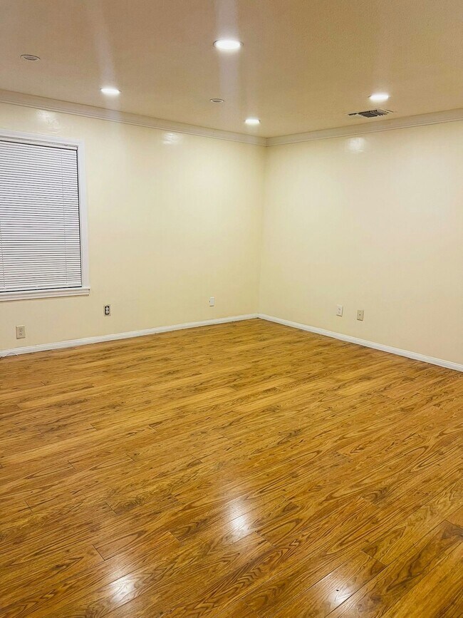 Building Photo - 722 W Hollyvale St