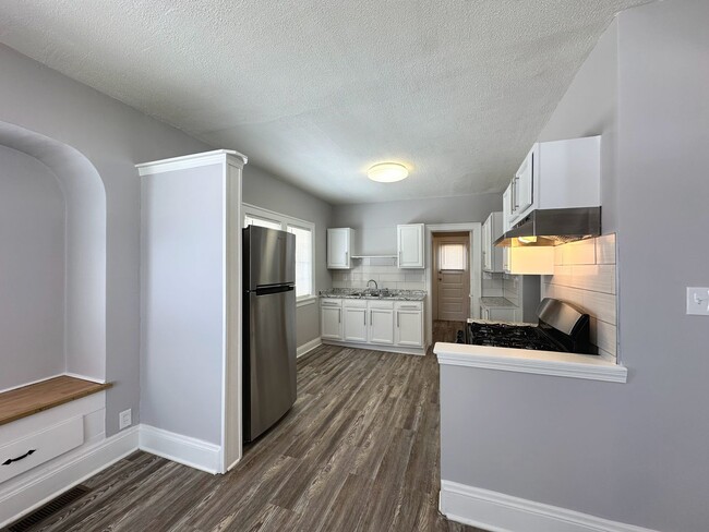 Building Photo - 2 Bed & 1 Full Bath Ranch w/ Basement for ...