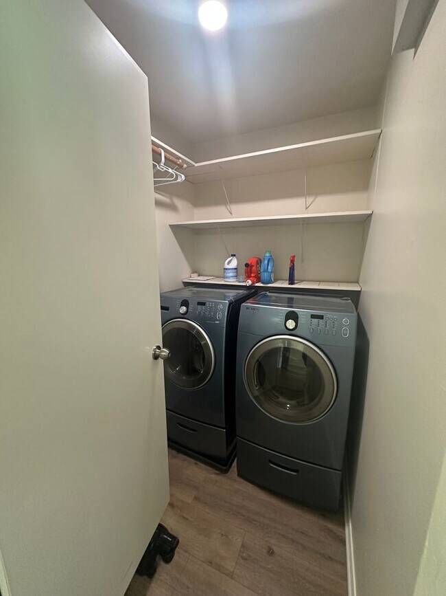 Building Photo - Gorgeous 3 Bedroom South Highland Home with Bonus Room!