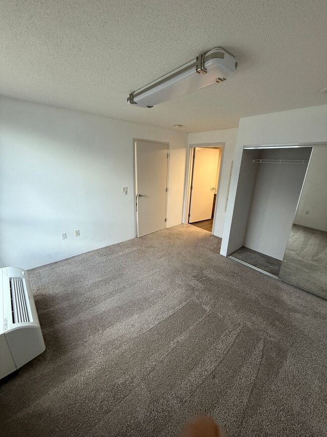 Building Photo - Modern 2 Bed / 2 Bath Condo with Top Ameni...