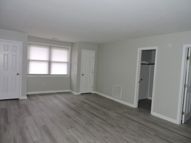 Building Photo - Call 804-642-2106 ofc 9:30 to 2:30