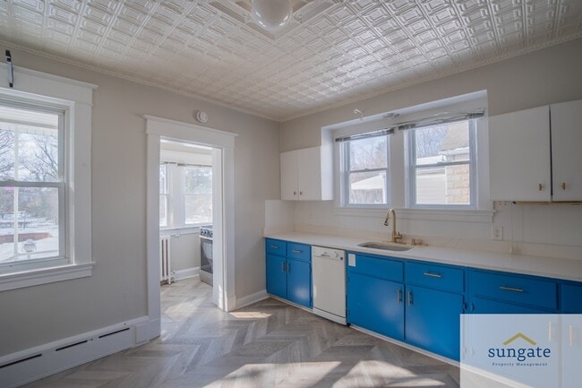 Building Photo - 3043 Pinewood Ave