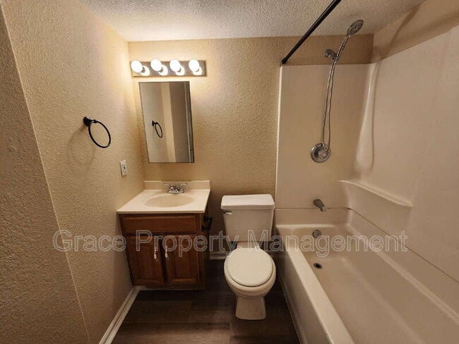 Building Photo - 553 Arbor Dr