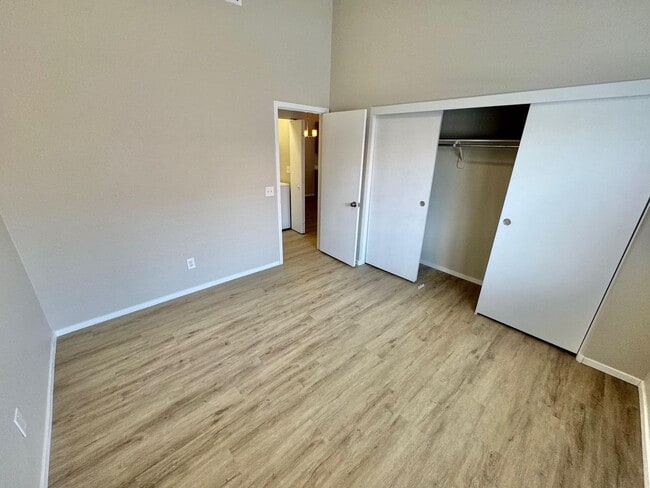 Building Photo - STUNNING 2 BEDROOM / 2 FULL BATH CONDO UNI...