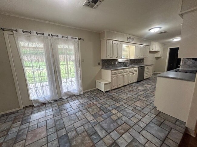 Building Photo - Spacious Midway ISD Home