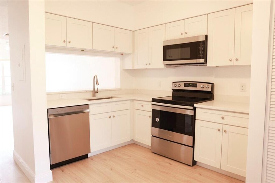 Building Photo - 16686 Hemingway Dr