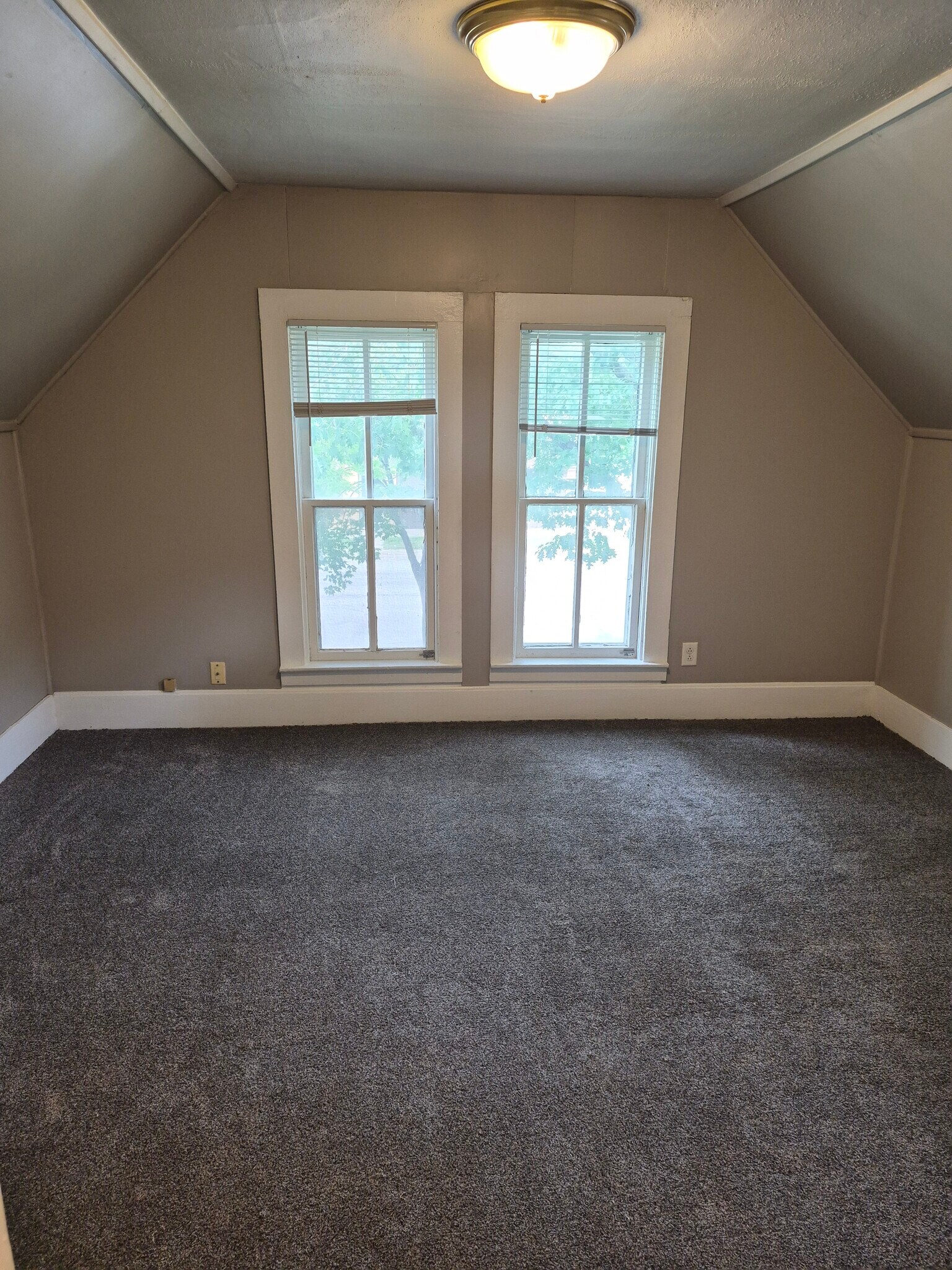 upstairs center bedroom - 343 Belgrade Ave