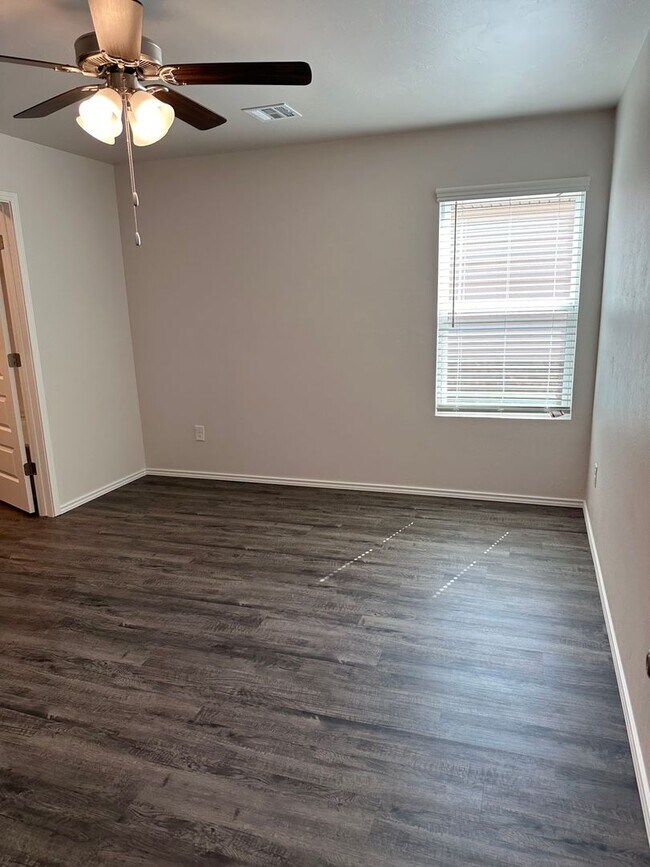 Building Photo - Three Bedroom | Two Bath Home in Shadow Valley