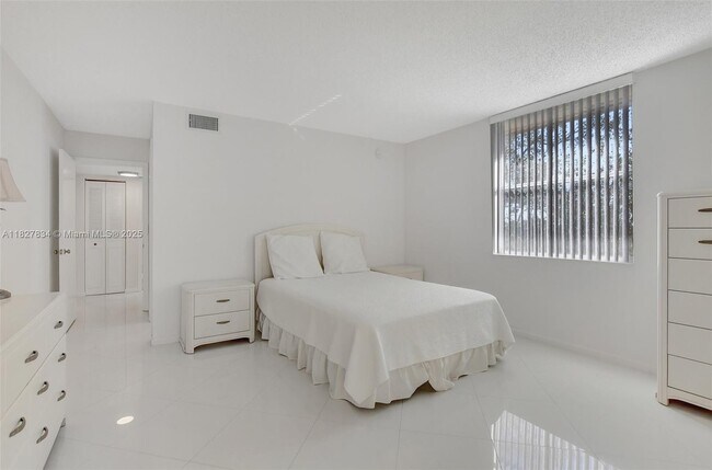 Building Photo - 7300 Lake Cir Dr